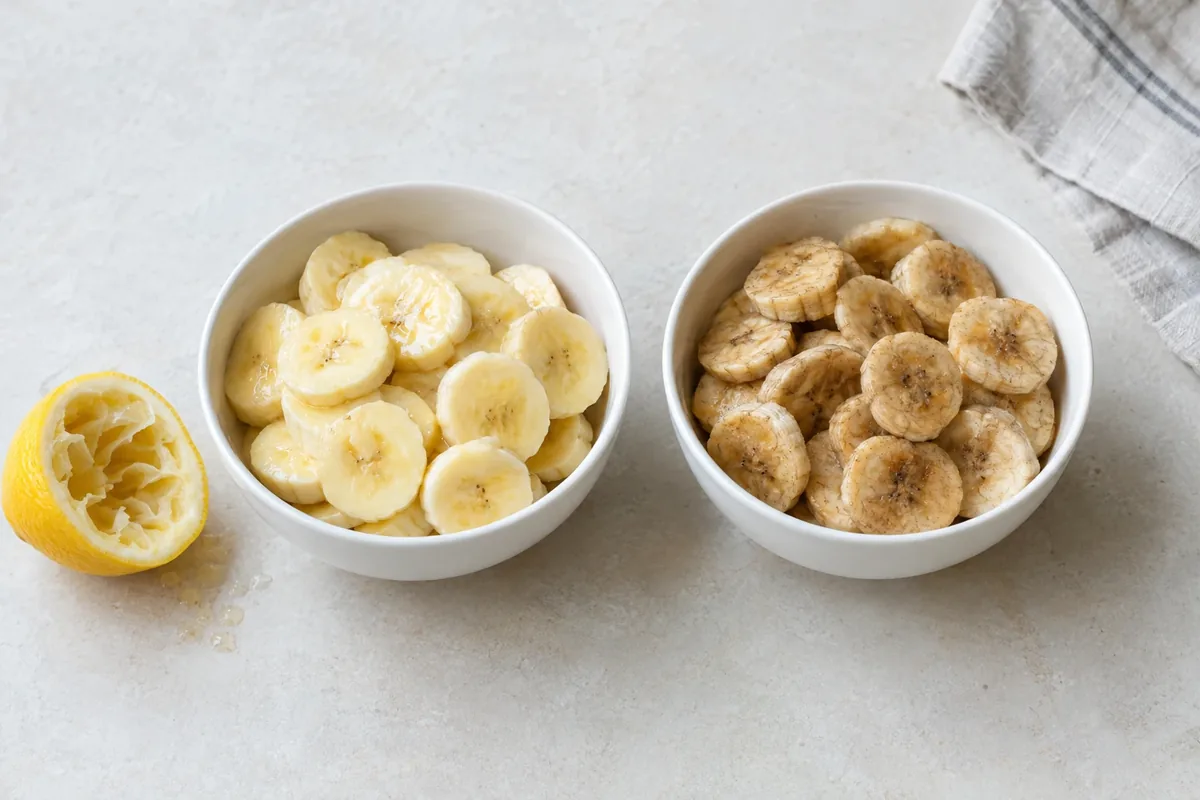 Twee schaaltjes met plakjes banaan, het ene lichtgeel en het andere bruin verkleurd