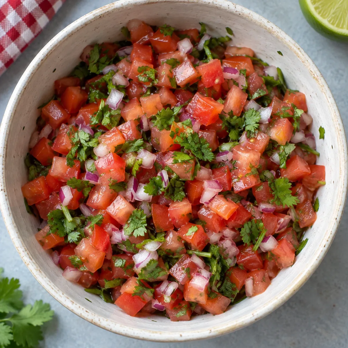 Tomatensalsa met rode ui en koriander in een schaal
